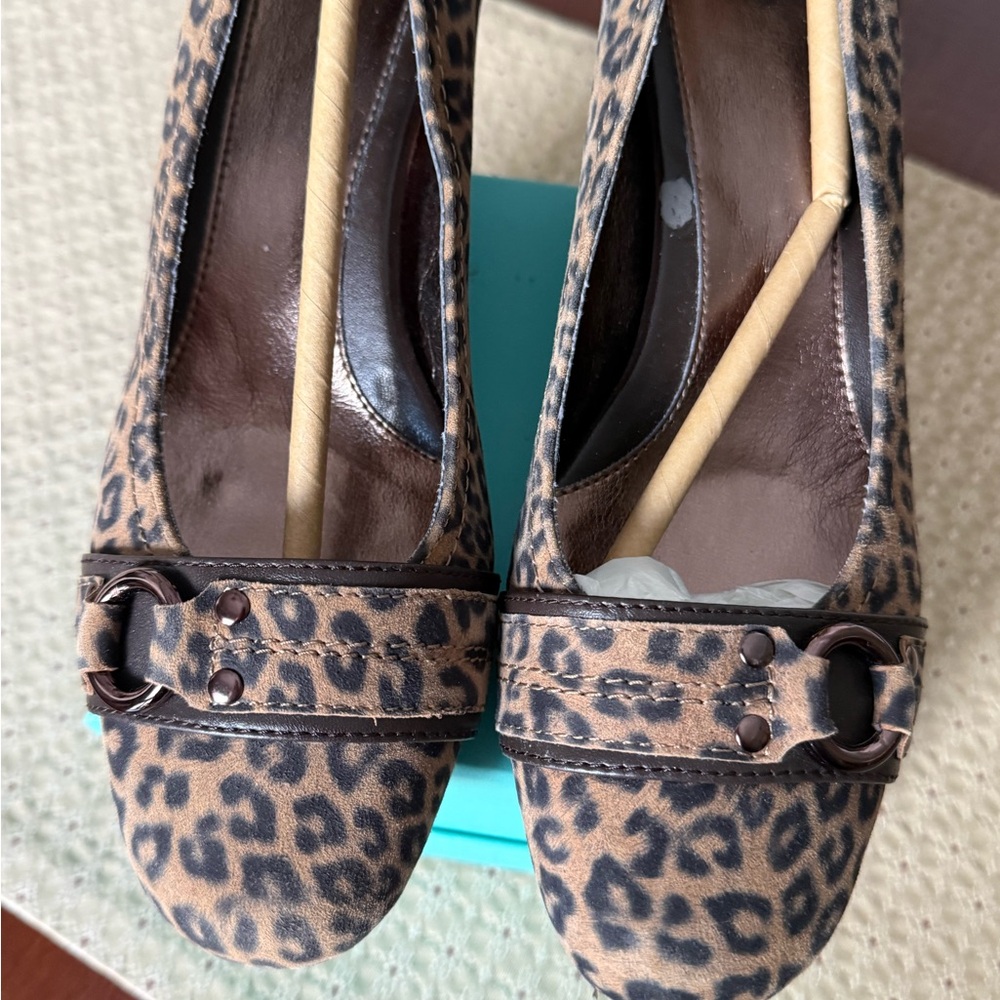 Sofft Leopard print wedge heel shoes Sz 7.5 - Picture 9 of 9